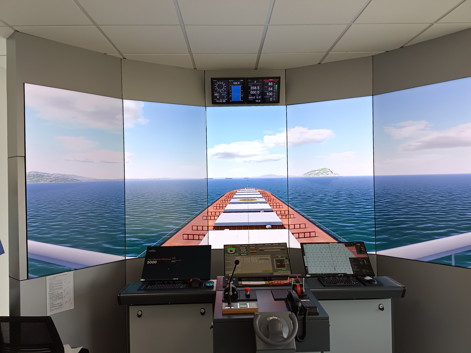 1行5列  弧形拼接屏屏案例展示群创55寸3.5MM